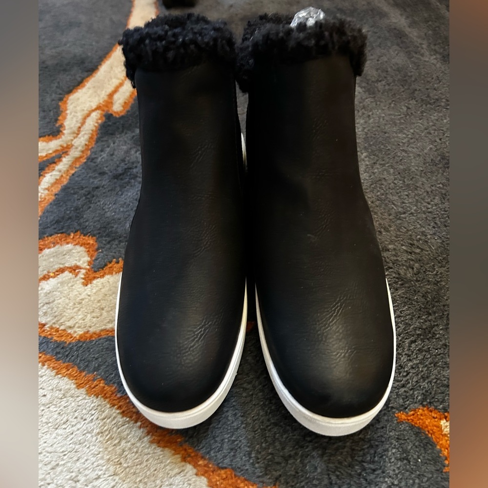 Muk Luks Black Faux Fur Ankle Boots Size 10 Like New - Picture 3 of 5